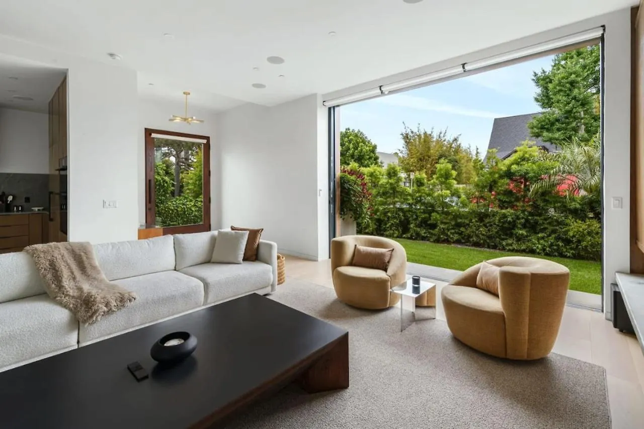 Sunny Rooftop Retreat In Venice Silver Triangle location